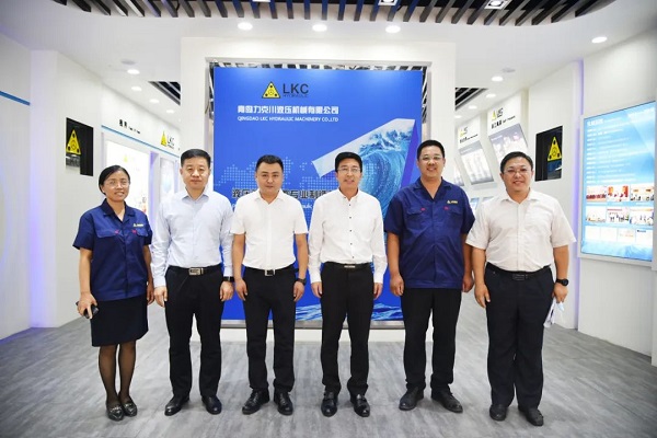 为高质量发展赋能！青岛高新区李天传主任至力克川液压调研.jpg